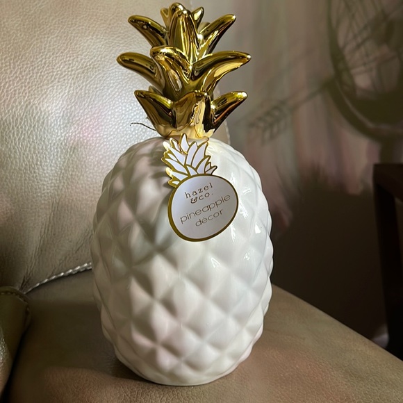 Hazel & Co. White and Gold Crown Ceramic Pineapple Figurine Decor - Picture 7 of 16